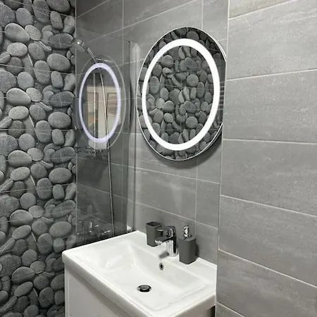Seville Cu Terasa & La Munte Apartament
